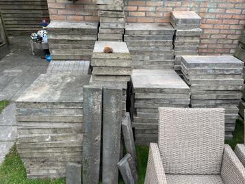 Tegels gratis (terras 6 bij 3 meter) beschikbaar voor biedingen