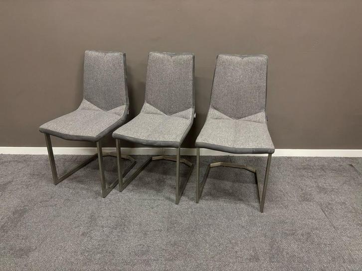 3x Artella eetkamerstoelen van Xooon nu voor €349, Huis en Inrichting, Stoelen, Nieuw, Drie, Metaal, Stof, Grijs, Ophalen of Verzenden
