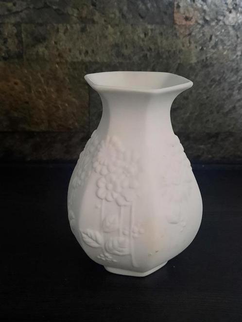 Vaasje van wit bisque / biscuit porselein, Antiek en Kunst, Antiek | Vazen, Ophalen of Verzenden