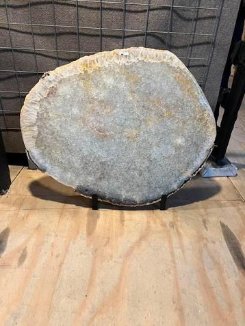 Agaat schijf op standaard beschikbaar voor biedingen