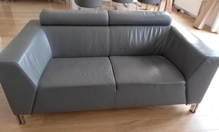 Grijze leren 2 persoonsbank met hoofdsteunen, Huis en Inrichting, Banken | Bankstellen, Zo goed als nieuw, Rechte bank, Tweepersoons