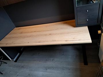 Bureau 200cm in hoogte verstelbaar, zo goed als nieuw beschikbaar voor biedingen