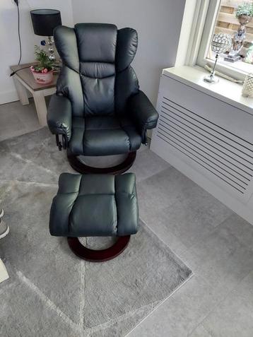 Relax stoel met voetenbank beschikbaar voor biedingen