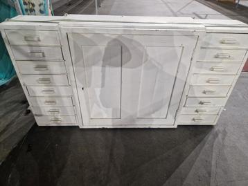 Vintage Apothekerskast beschikbaar voor biedingen