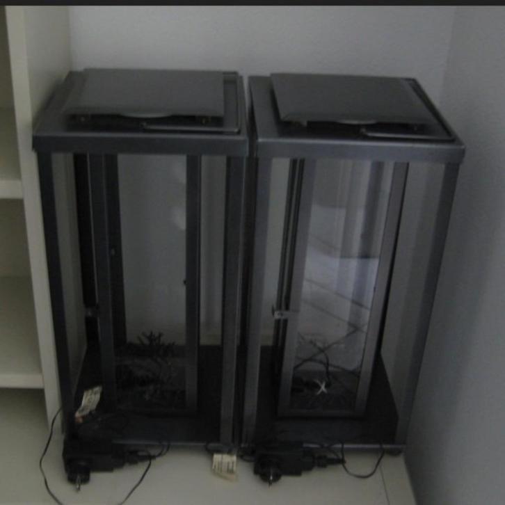 Twee Puntgave Metalen Lantaarns, Tuin en Terras, Buitenverlichting, Zo goed als nieuw, Staande lamp, IJzer, 50 tot 250 watt, Netvoeding