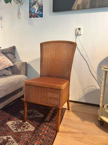 Vier mooie eetkamer stoelen beschikbaar voor biedingen