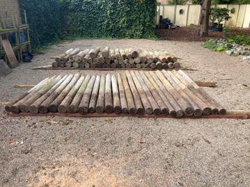 Houten palen beschikbaar voor biedingen