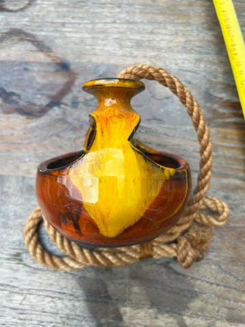 Vintage keramische geglazuurde hangpot op een touw beschikbaar voor biedingen