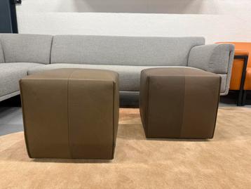 2 Nieuw Eyye Kub Hockers 47 Cera Clay leer Voetenbank Poef beschikbaar voor biedingen