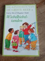Kinderen van de Grote Beer 2 - Wiebelbiebeltanden, Gelezen, Fictie algemeen, Carry Slee, Ophalen of Verzenden