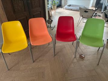 Stoelen - 4 kleuren kunststof voor in totaal €10 beschikbaar voor biedingen