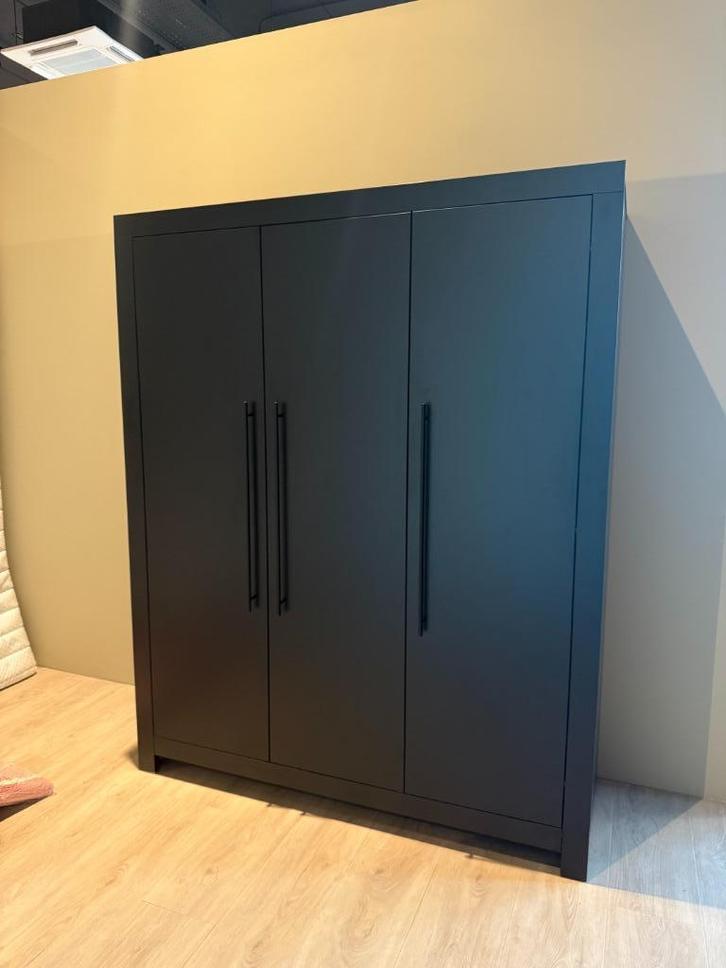 Europe Baby Vittoria 3-deurskast zwart, Kinderen en Baby's, Kinderkamer | Commodes en Kasten, Zo goed als nieuw, 105 cm of meer