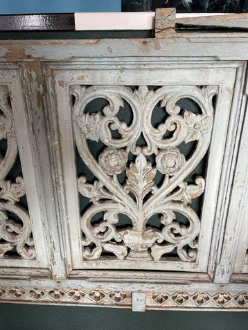 Oude Balustrade Houtsnijwerk beschikbaar voor biedingen