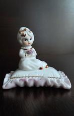 vintage porseleinen beeldje meisje zittend op kussen met roz, Antiek en Kunst, Antiek | Porselein, Ophalen of Verzenden