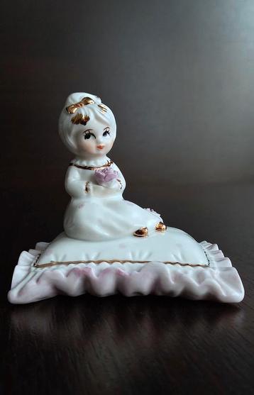 vintage porseleinen beeldje meisje zittend op kussen met roz beschikbaar voor biedingen