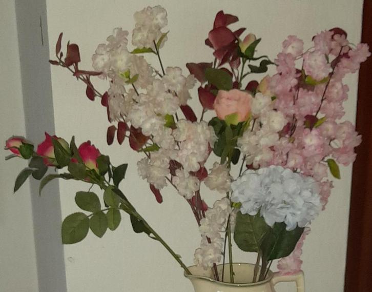 Kunststof bloemenboeket, Huis en Inrichting, Woonaccessoires | Kunstplanten en Kunstbloemen, Zo goed als nieuw, Binnen, Buiten