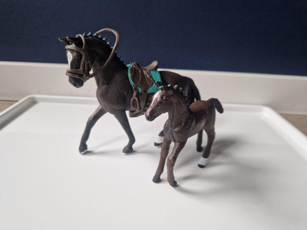 Schleich Hannoveriaan met Veulen en tuig., Ophalen of Verzenden, Zo goed als nieuw