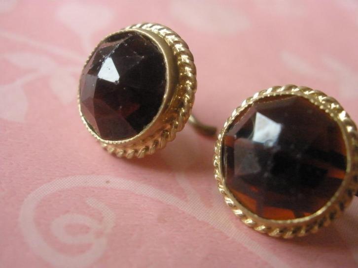 Royale Zeeuwse Gouden oorbellen 1955-1975 met Granaat, Sieraden, Tassen en Uiterlijk, Antieke sieraden, Oorbellen, Goud, Met edelsteen