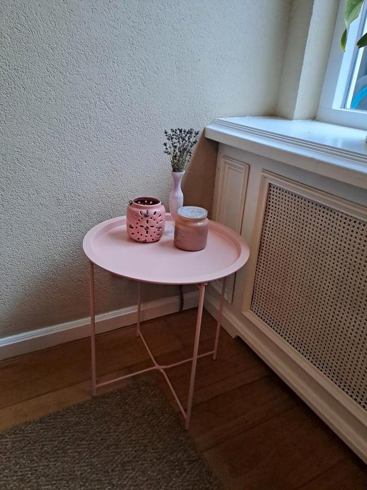 Schattig roze metalen tafeltje / bijzettafel, Huis en Inrichting, Tafels | Bijzettafels, Gebruikt, Rond, 45 tot 60 cm, Minder dan 55 cm