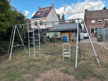 Speeltoestel met Schommel en Klimtouw beschikbaar voor biedingen