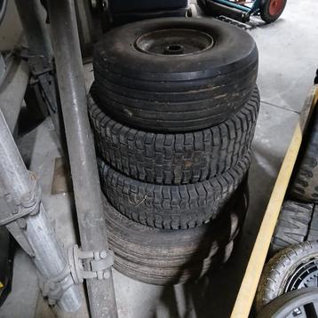 Partij wielen en banden van grasmaaiers en zitmaaiers beschikbaar voor biedingen