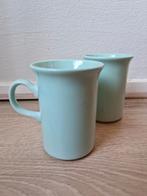 Twee lichtgroene vintage mokken - Churchill England, Gebruikt, Ophalen of Verzenden, Overige stijlen, Kop(pen) en/of Schotel(s)