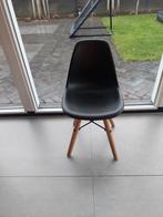 Leuke kinderstoel - zwart met houten poten, Huis en Inrichting, Stoelen, Zwart, Zo goed als nieuw, Ophalen, Hout