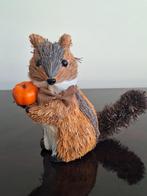 Schattig Eekhoornbeeldje met Pompoen, Tuin en Terras, Tuinbeelden, Ophalen of Verzenden, Zo goed als nieuw, Kunststof, Dierenbeeld