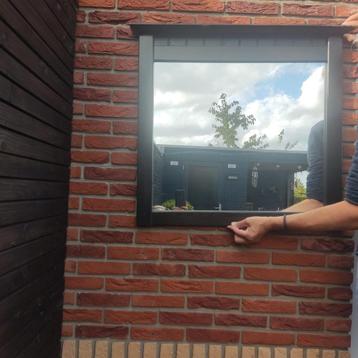 Spiegel met houten omlijsting beschikbaar voor biedingen