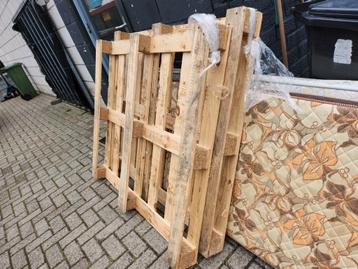 2 houten pallets  beschikbaar voor biedingen