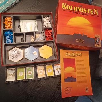 Kolonisten van Catan met houten stukken beschikbaar voor biedingen