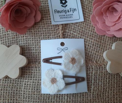 2 klikklak speldjes bruin 5 cm met beige/gebroken witte bloe, Kinderen en Baby's, Kindermode-accessoires, Nieuw, Ophalen of Verzenden