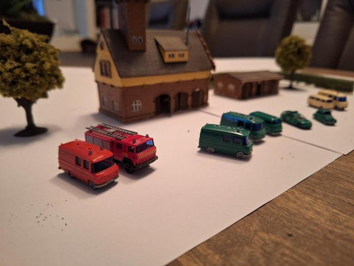 N spoor politiebureau met veel auto's, Hobby en Vrije tijd, Modeltreinen | N-Spoor, Zo goed als nieuw, Brug, Tunnel of Gebouw