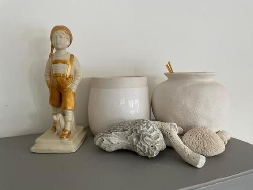 Aardewerk beeldje Jongen met hond. Handbeschilderd goud., Antiek en Kunst, Kunst | Designobjecten, Ophalen