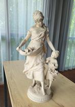 Biscuit beeld gesigneerd Moreau ca. 50cm., Ophalen