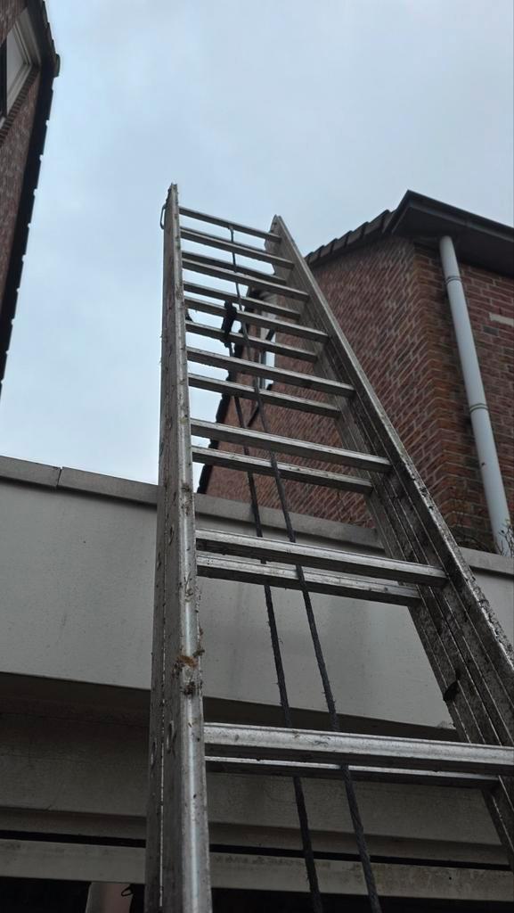 Aluminium ladder, Doe-het-zelf en Verbouw, Ladders en Trappen, Gebruikt, Ladder, 4 meter of meer, Ophalen of Verzenden
