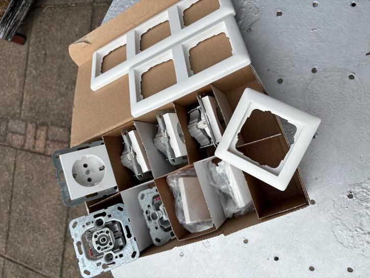 Nieuw schakelmateriaal - Alles in 1 koop!, Doe-het-zelf en Verbouw, Elektra en Kabels, Nieuw, Schakelaar, Ophalen