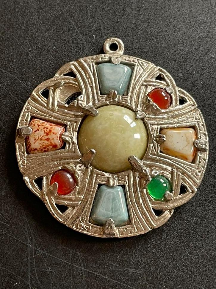Keltisch zilverkleurig hangertje met steentjes., Sieraden, Tassen en Uiterlijk, Kettinghangers, Gebruikt, Overige materialen, Zilver