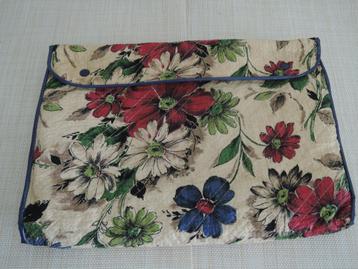 Ouderwets (kousen?) etui met vakken beschikbaar voor biedingen