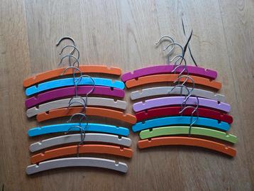 kledinghangers babykleren 17 stuks beschikbaar voor biedingen
