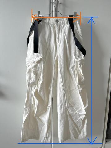 Slouchy white cargo pants with removable suspenders beschikbaar voor biedingen