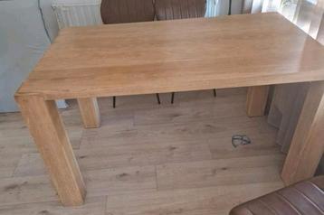 Licht eiken eettafel  beschikbaar voor biedingen