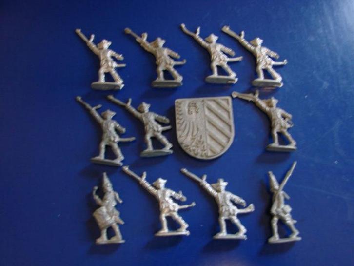 tin / tinnen soldaatjes + wapenschild (11 stuks), Verzamelen, Beelden en Beeldjes, Zo goed als nieuw, Mens, Ophalen of Verzenden