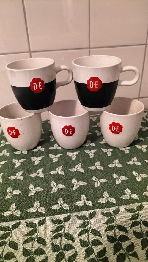 2 Krijtmokken en 3 wit gespikkelde mokken D.E,, Huis en Inrichting, Keuken | Servies, Nieuw, Kop(pen) en/of Schotel(s), Overige stijlen