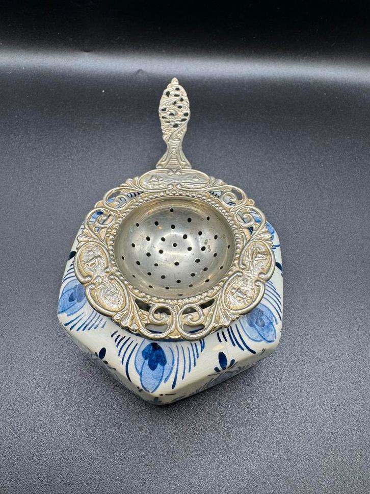 Delfts Blauw Thee Zeef met Houder, Antiek en Kunst, Antiek | Keukenbenodigdheden, Ophalen of Verzenden