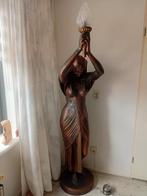 Polyester Beeld 190 cm hoog . Egyptisch vrouwfiguur met lamp, Ophalen
