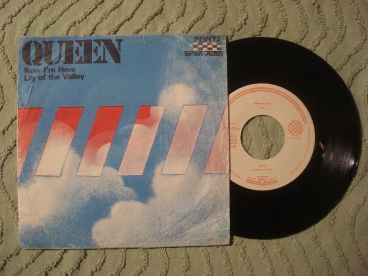 Queen 7" Vinyl Single: ‘Now I’m here’ (Hongarije), Cd's en Dvd's, Vinyl Singles, Gebruikt, Single, Rock en Metal, 7 inch, Ophalen of Verzenden
