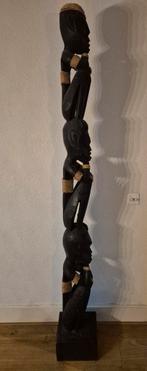 Afrikaans houten beeld met drie op elkaar zittende figuren., Antiek en Kunst, Antiek | Religie, Ophalen