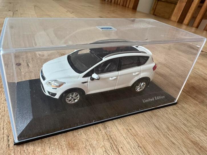 MiniChamps 1:43 Ford Kuga wit Limited edition - nieuwstaat, Hobby en Vrije tijd, Modelauto's | 1:43, Zo goed als nieuw, Auto, MiniChamps