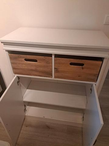 Mooie witte kast met houten lades